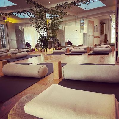 Yoga by Laura - Vinyasa, Pregnancy, Postnatal, Yoga and Hypnobirthing with Laura