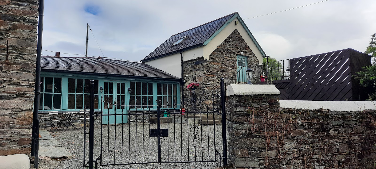 Riverbank Cottage and Barn