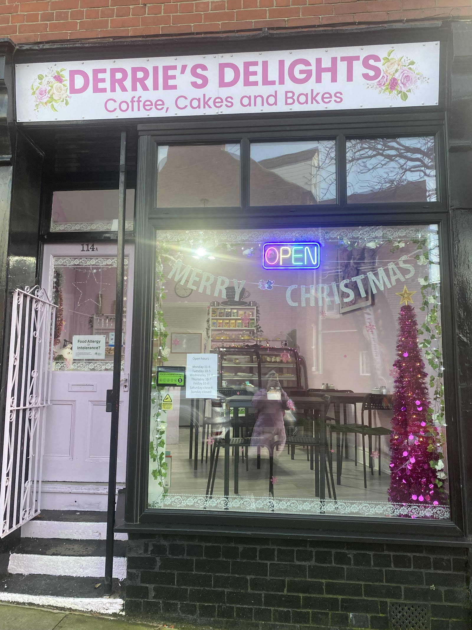 Derrie’s Delights. Coffee, cakes & bakes