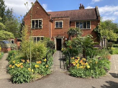 Cheslyn House & Gardens